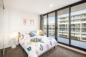 Prime 2BR Apt w Parking n Rooftop BBQ Near ANU