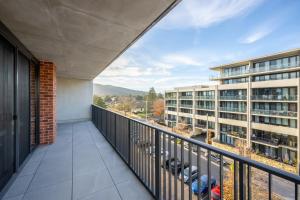 Prime 2BR Apt w Parking n Rooftop BBQ Near ANU