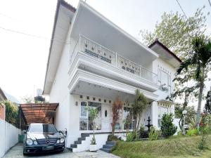 Urbanview Golden Barbie near Jawa Timur Park 2