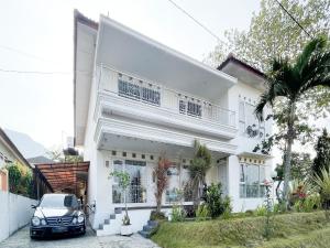 Urbanview Golden Barbie near Jawa Timur Park 2