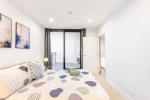 Central Woden Gem, Parking, Shops, Hospital