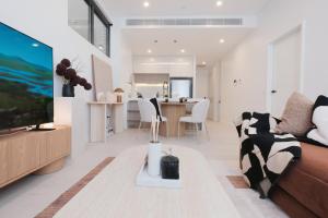 Amber 1 bedroom apt in Burwood with free parking