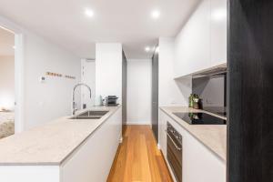 Central Comfort ,CBD 2BR w Free Parking, Wifi