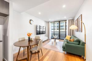 Central Comfort ,CBD 2BR w Free Parking, Wifi