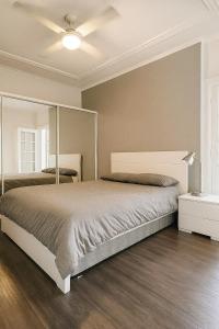 Harbourside stay in Kirribilli, with Opera House glimpses