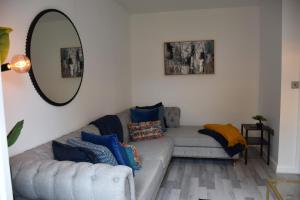 Elegant & Modern 3 bed home with free parking & WiFi - sleeps 8