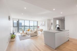 Spacious n Sunny 2BR in Canberra CBD w 2 Parkings