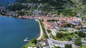 Casa depoca fronte lago a Domaso lago di Como