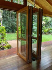 Lux rainforest lodge - 1 King, 2 Singles