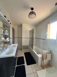 Maisons de vacances Maison avec piscine privee entierement climatisee : photos des chambres