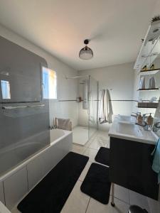 Maisons de vacances Maison avec piscine privee entierement climatisee : photos des chambres