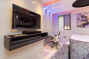 Serene Retreat in Tropical Oasis