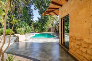 Serene Retreat in Tropical Oasis