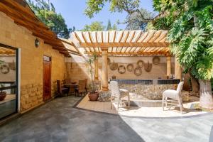 Serene Retreat in Tropical Oasis