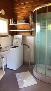 Mysig timmerstuga med braskamin nära Hovfjället