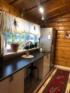 Mysig timmerstuga med braskamin nära Hovfjället