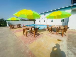Riverside Retreat Dombivli - Swimming Pool - Couple Friendly - Comfortable Stay