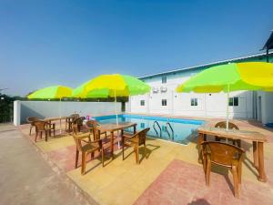 Riverside Retreat Dombivli - Swimming Pool - Couple Friendly - Comfortable Stay