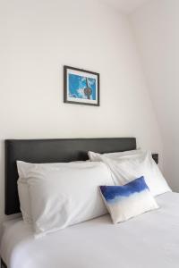 Pierview Pad Attic 10 Person Sunny Seaside Apartment - 2 Min Walk to Beach