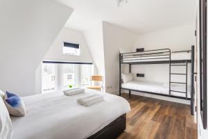 Pierview Pad Attic 10 Person Sunny Seaside Apartment - 2 Min Walk to Beach