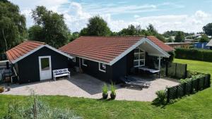 Moderne sommerhus, 8 senge, 250 mtr til sandstrand