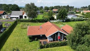 Moderne sommerhus, 8 senge, 250 mtr til sandstrand