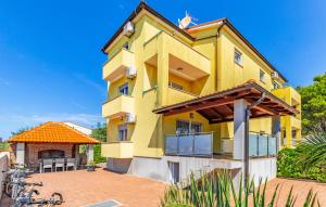 Cozy Apartment In Medulin With House Sea View