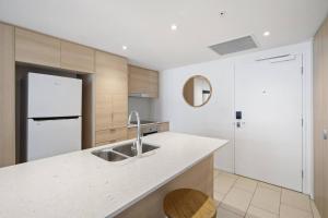 Luxury Beaches Broadbeach 906