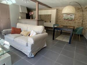 Pool house-Lhirondelle de Sermizelles- grand jardin, calme et nature aux portes du Morvan