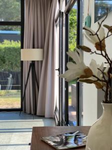 Breskens Chalet Duingras mit Zaun & Windschutz Nr B125