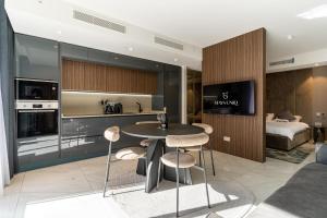 Mercury Suite Designer Apartment with Pool Access