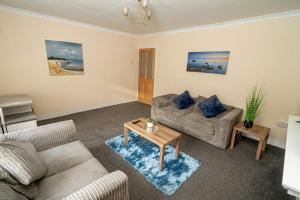 Comfortable 4-Bed Home with Free Parking
