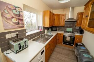 Comfortable 4-Bed Home with Free Parking