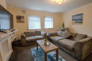 Comfortable 4-Bed Home with Free Parking