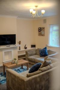 Comfortable 4-Bed Home with Free Parking