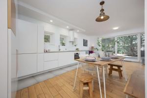 Lovely Apartment in Warsaw with Parking near Royal Baths Park by Noclegi Renters