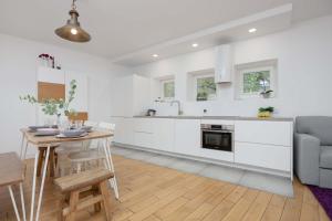 Lovely Apartment in Warsaw with Parking near Royal Baths Park by Noclegi Renters