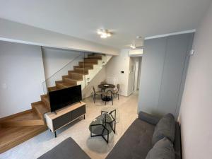 Niarchos Elegant Maisonette