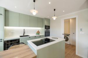 Superb 3 Bed Aprt in the Heart of Monte Estoril