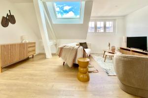 Luxury modern renovated and cozy 2 bedroom Garage-Madeleine