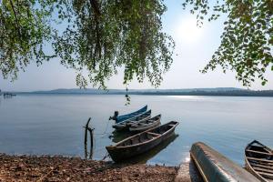 StayVista at Wings On Water - Riverview Villa with Pool