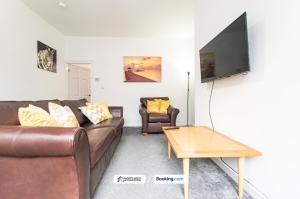 Spacious 2BR Contractor House in Farnworth, Bolton