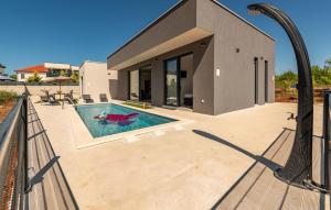 Stunning Home In Zaton