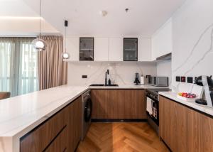 Modern 2-BR in 8-BLVD WALK Downtown Dubai