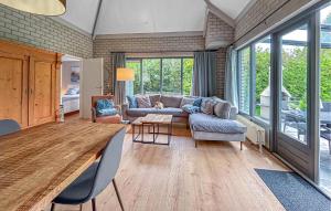 Nice Home In Dirkshorn With Wifi