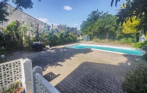 Awesome Home In Thézan Les Béziers