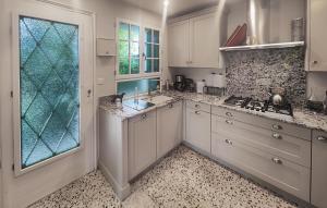 Awesome Home In Thézan Les Béziers