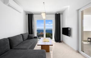 2 Bedroom Beautiful Apartment In Razanj