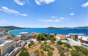 2 Bedroom Beautiful Apartment In Razanj