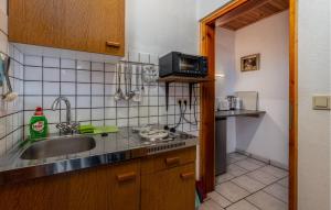 2 Bedroom Cozy Apartment In Sveti Juraj 